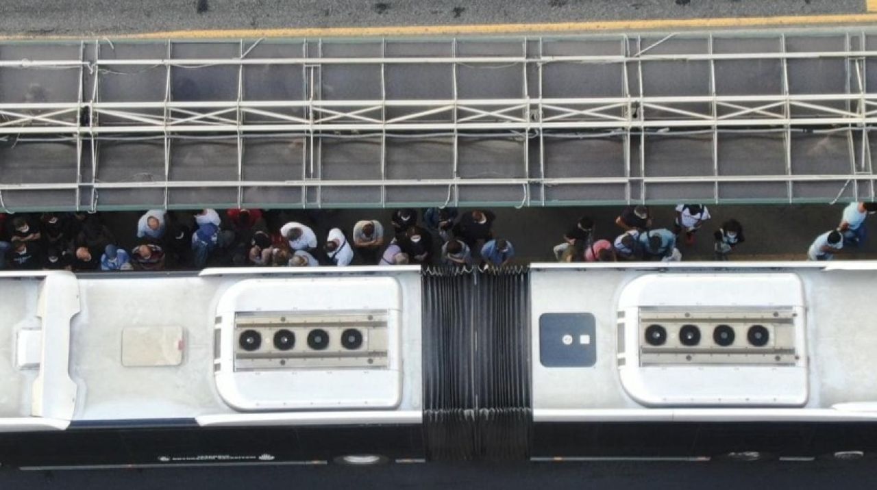 İstanbul'da metrobüs yoğunluğu dikkat çekti