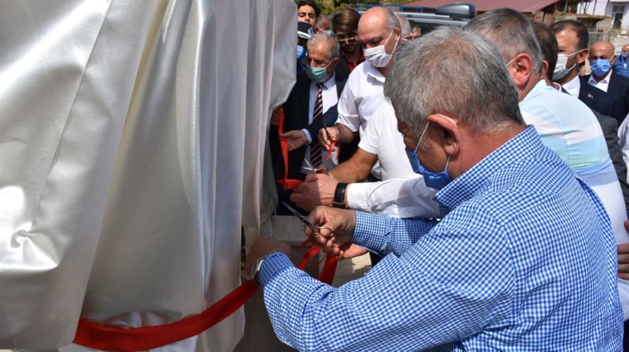 Sarı, Ülkücü şehitler anısına yaptırılan çeşmenin kurdelesini kesti