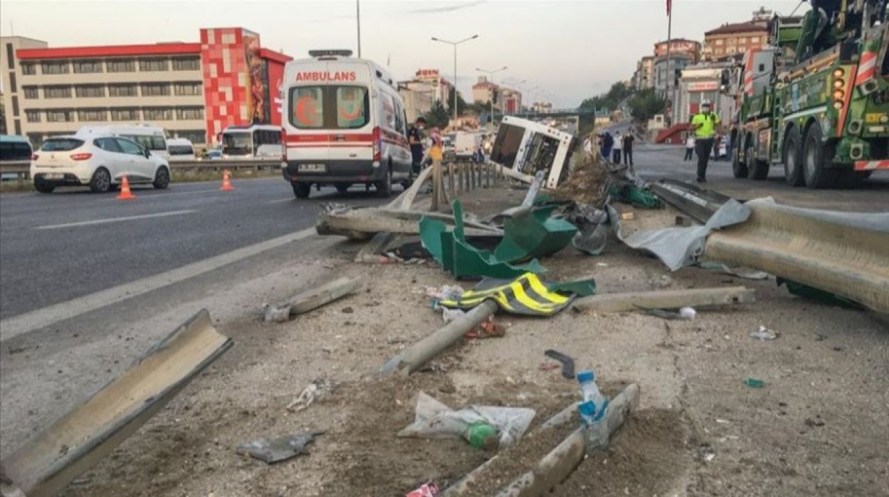 İstanbul'da yolcu otobüsü devrildi: Çok sayıda yaralı var