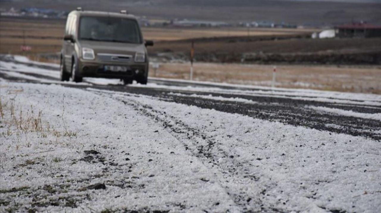 Kars'ta etkili olan dolu kent merkezini beyaza bürüdü