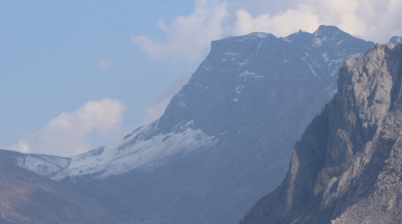 Hakkari'nin yüksek kesimlerine kar yağdı