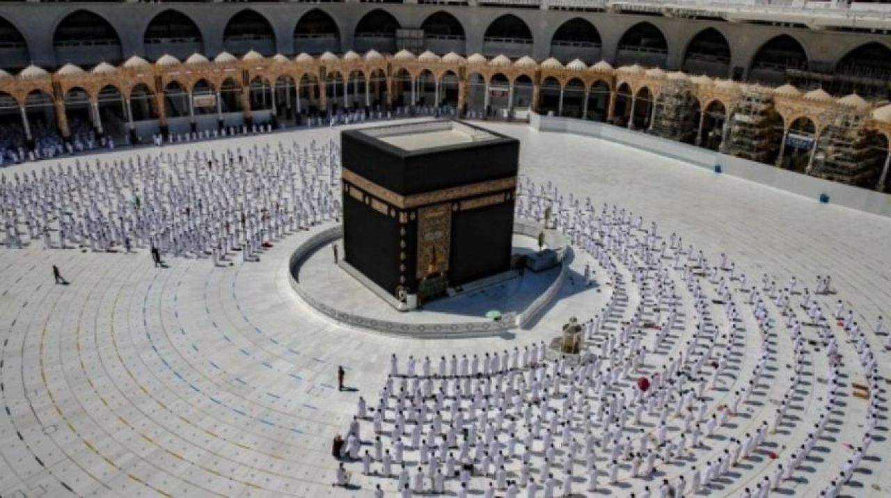 Kabe'de 7 ay sonra ilk cuma namazı kılındı