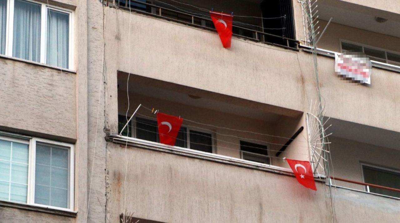 Hatay'da patlamanın yaşandığı caddede teröre 'Türk Bayraklı' tepki