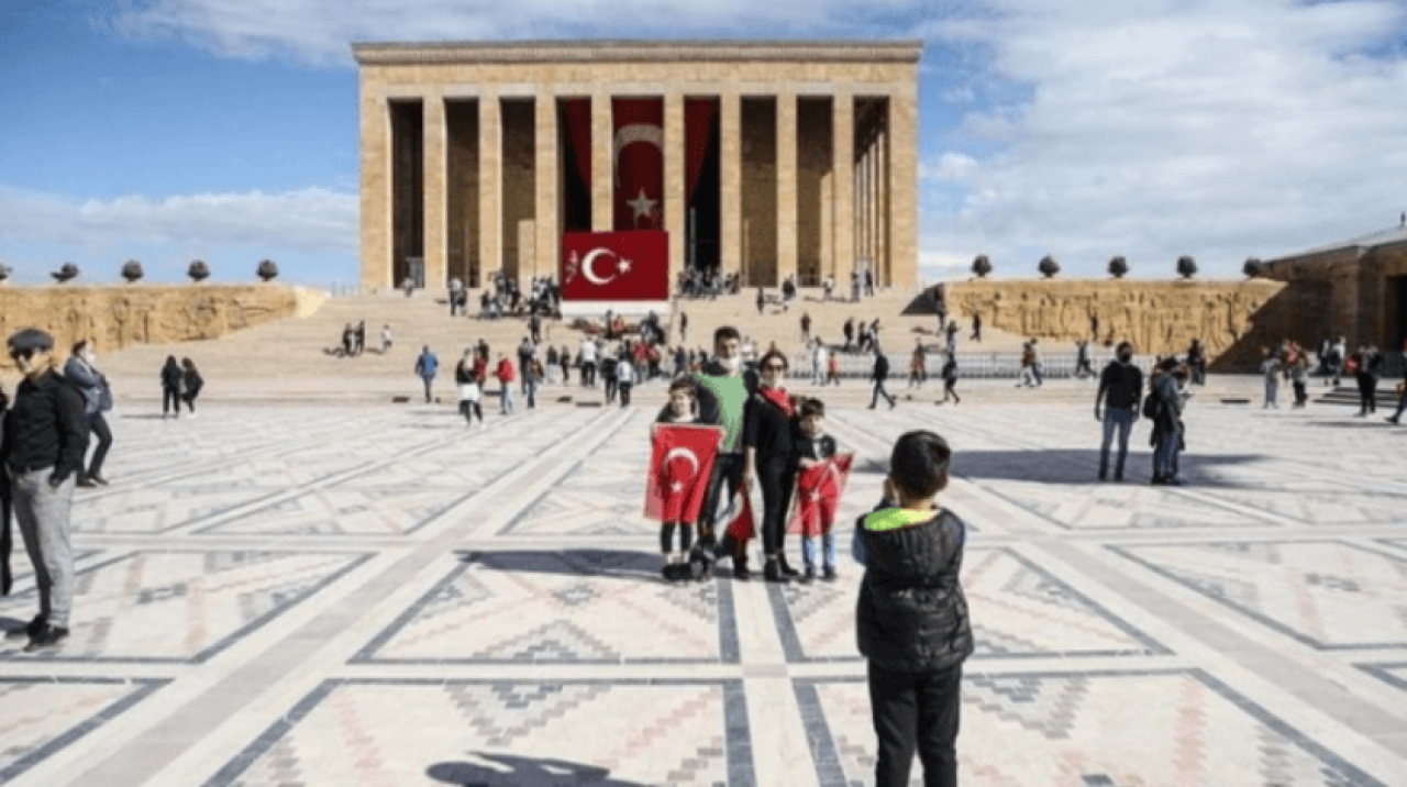 Binlerce vatandaş Cumhuriyet Bayramı coşkusunu Anıtkabir'de yaşadı