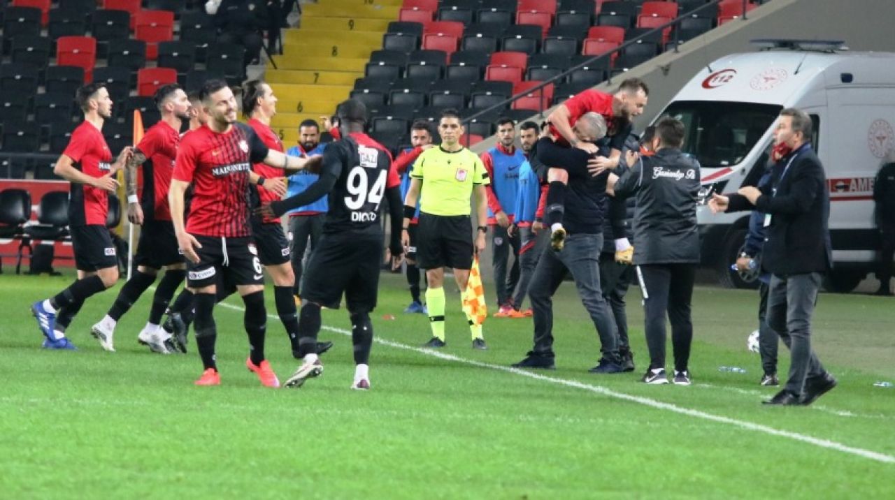 Beşiktaş'a Gaziantep şoku! 4 gol, 1 kırmızı...