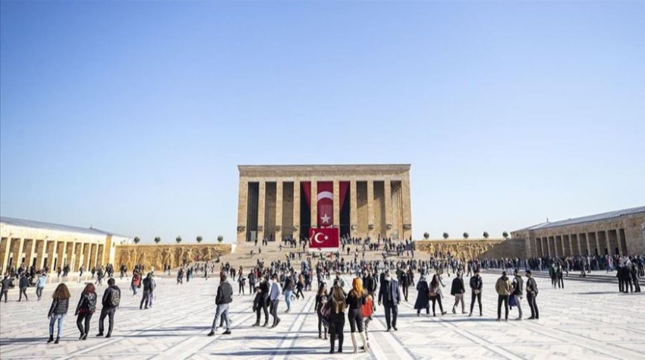 Anıtkabir'de ziyaretçi yoğunluğu