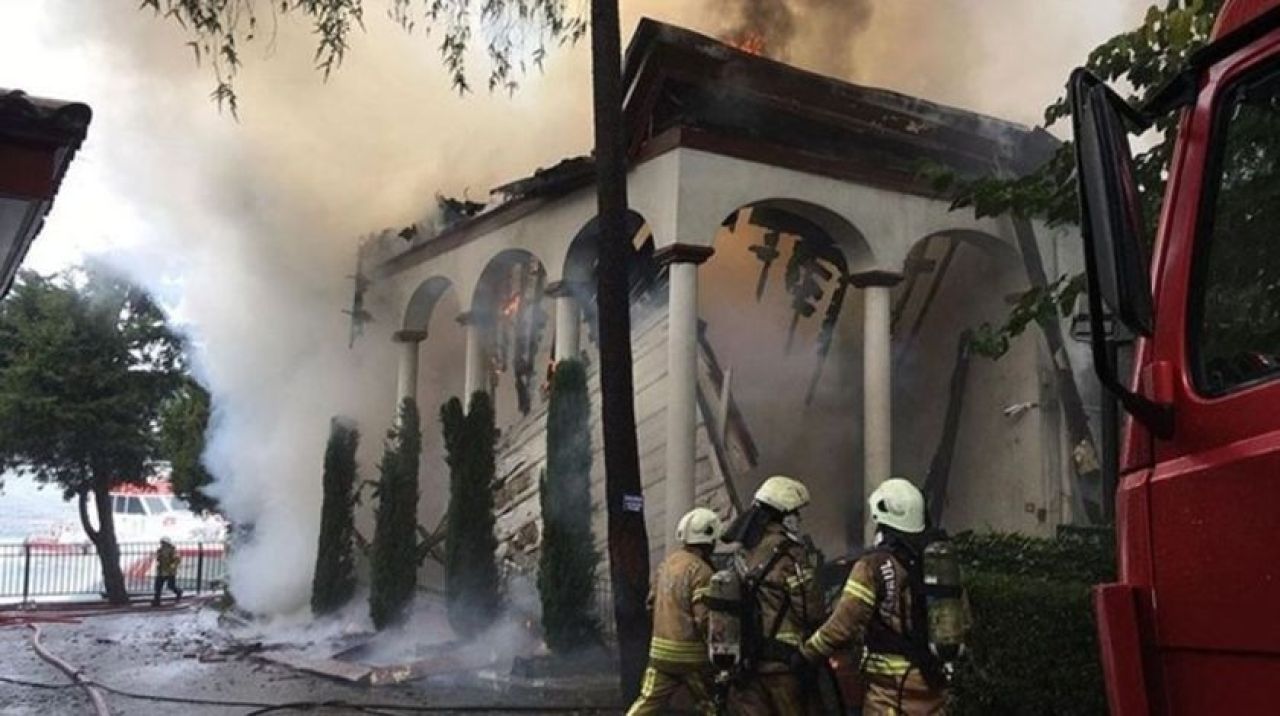 Tarihi Vaniköy Camii’nde çıkan yangın söndürüldü