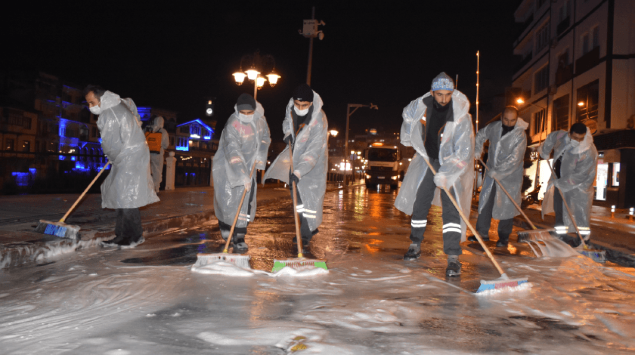 Amasya’da cadde ve sokaklar köpüklü su ile yıkanıyor