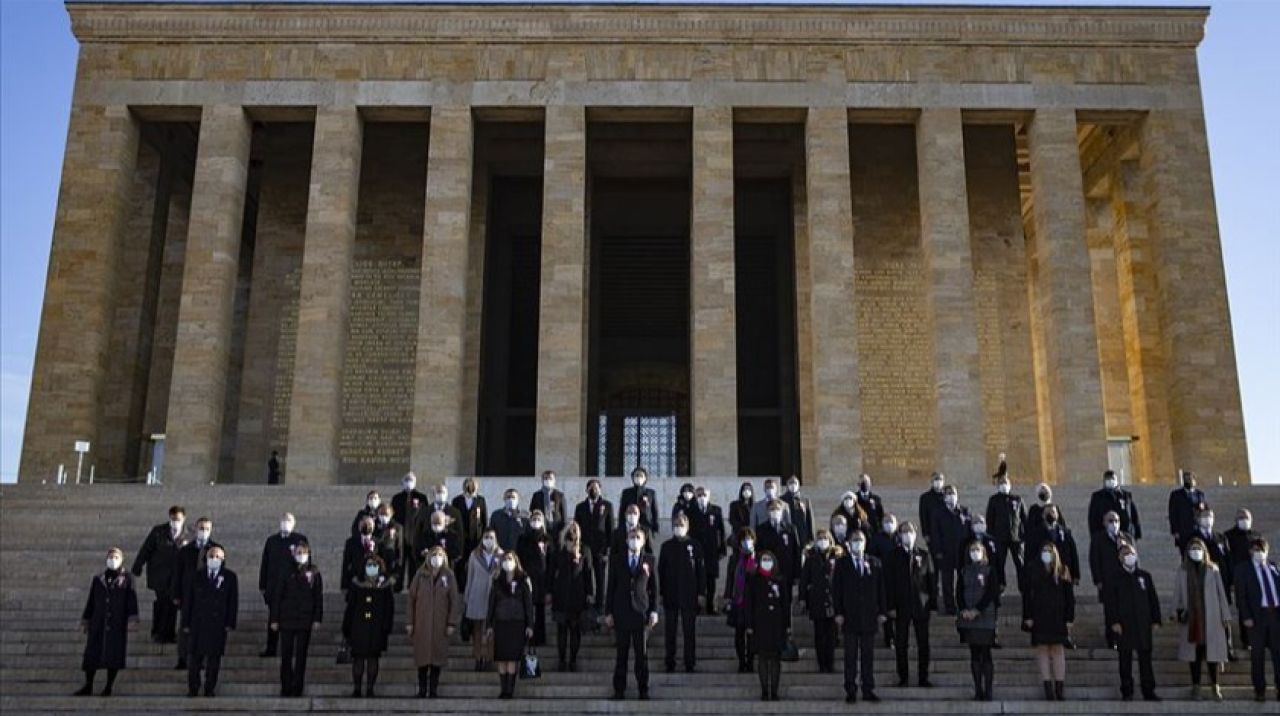 Bakan Selçuk, 81 ilden gelen öğretmenlerle Anıtkabir'i ziyaret etti