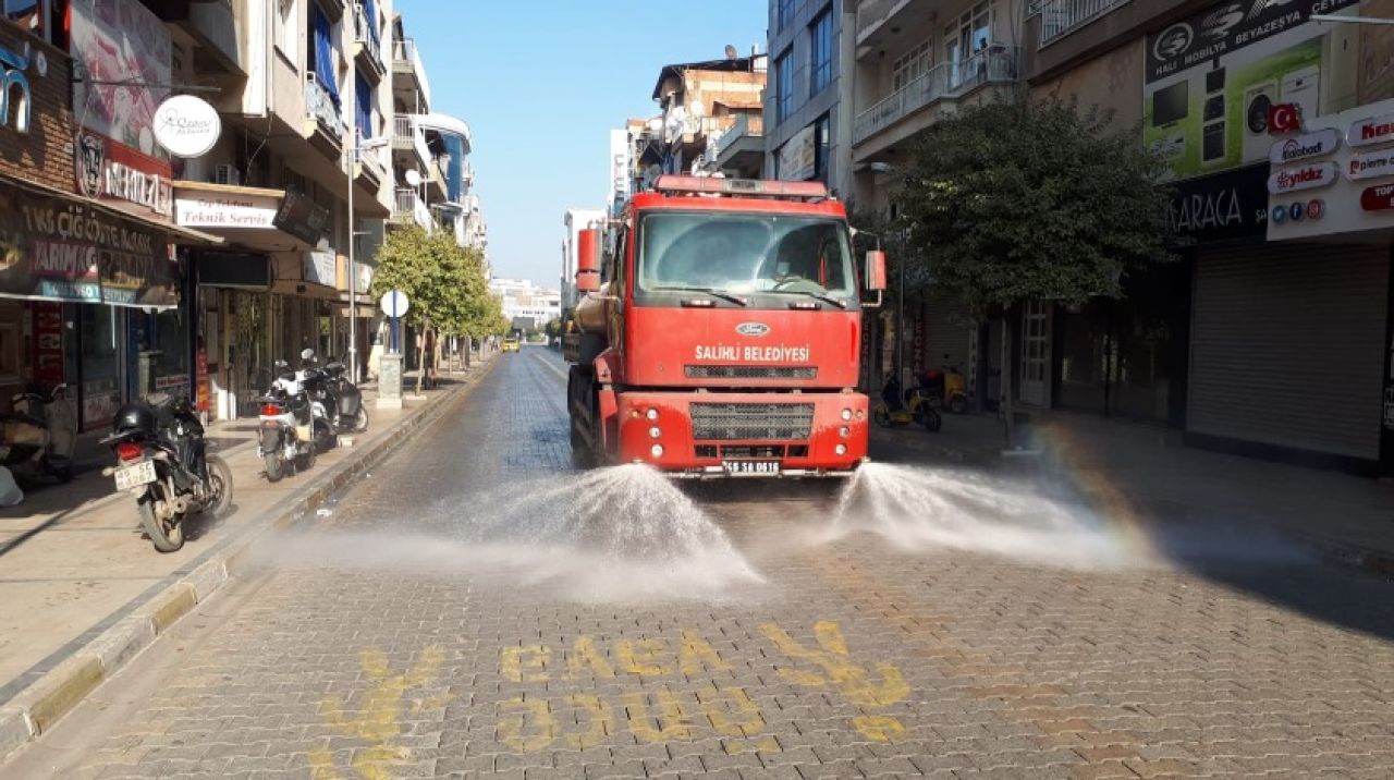 Belediye ekipleri sokağa çıkma kısıtlamasında sahada çalışıyor