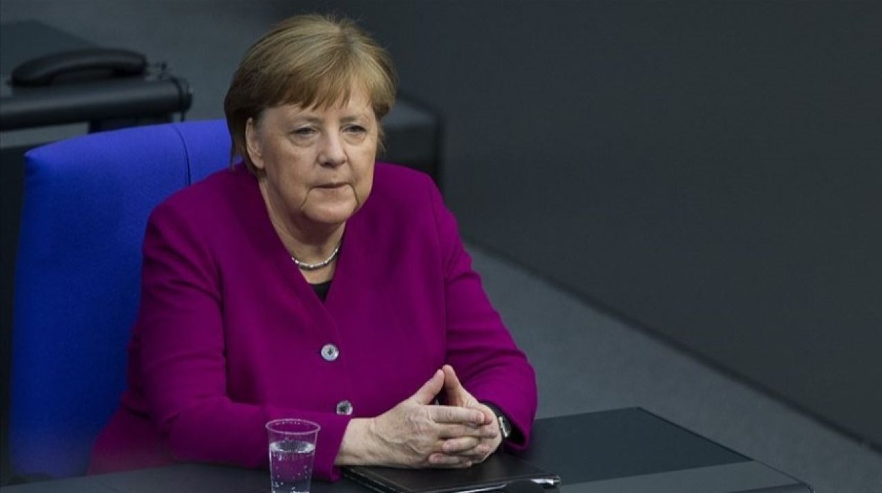 Merkel'den Şahin ve eşi Türeci'ye övgü