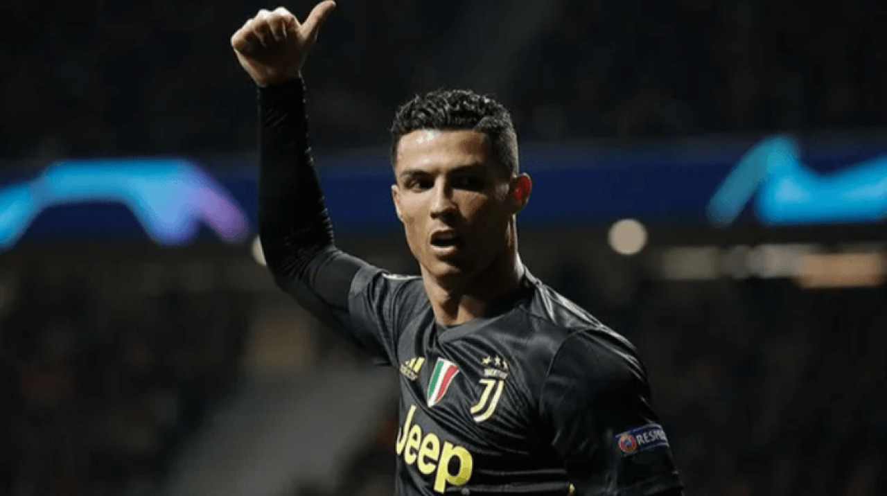 Ronaldo'ya "yüzyılın en iyi futbolcusu" ödülü