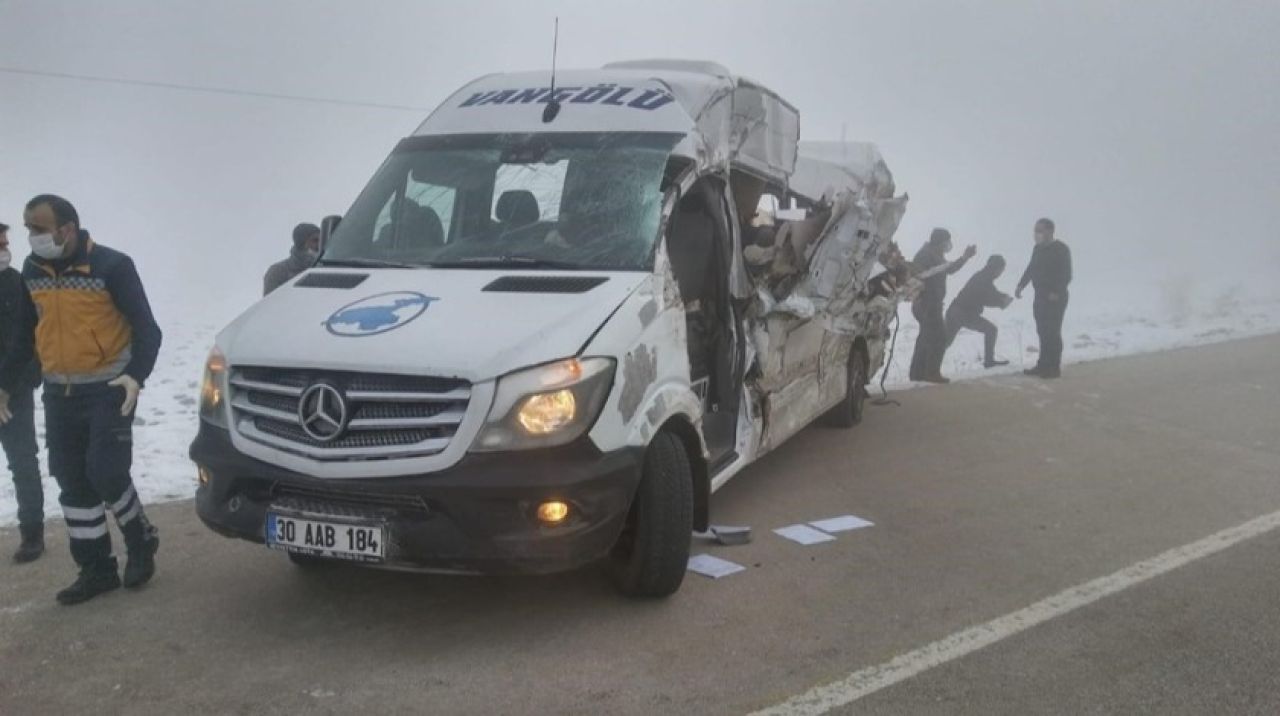 Yolcu minibüsü TIR'la çarpıştı