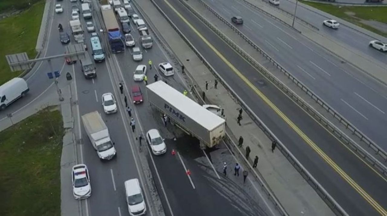 İstanbul'da E-5'te TIR metrobüs yoluna girdi, trafik kilit