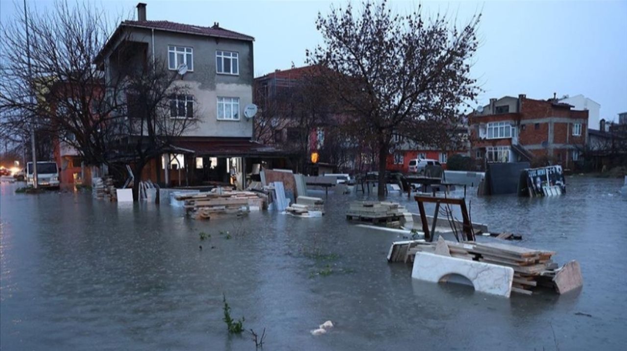 Edirne'de sağanak hayatı olumsuz etkiledi