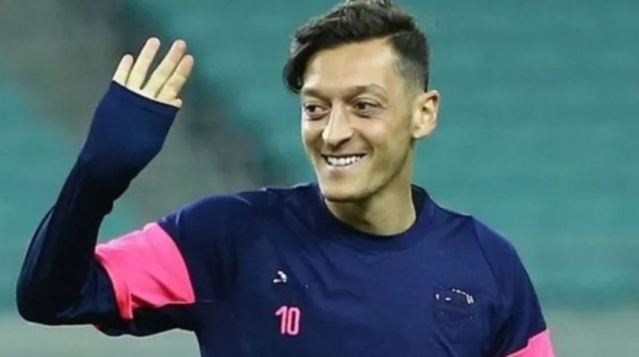 Abisi paylaştı! Özil'den bir işaret daha