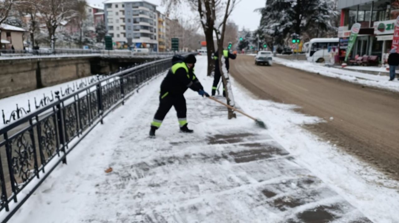 Kastamonu'da, belediyenin kar timleri 24 saat sahada