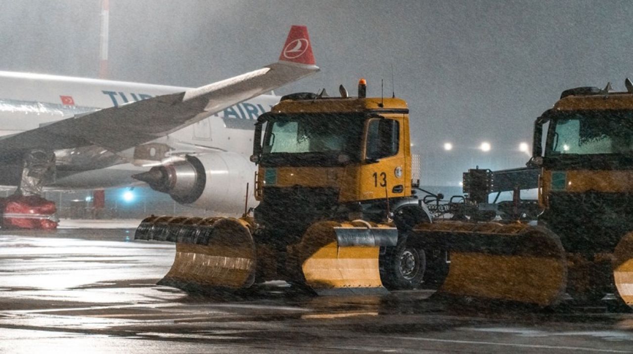 Kar etkisini sürdürüyor! İstanbul Havalimanı'nda tüm pistler açık...