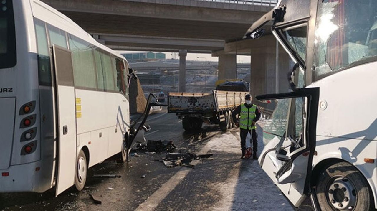 Turistleri taşıyan midibüs kaza yaptı