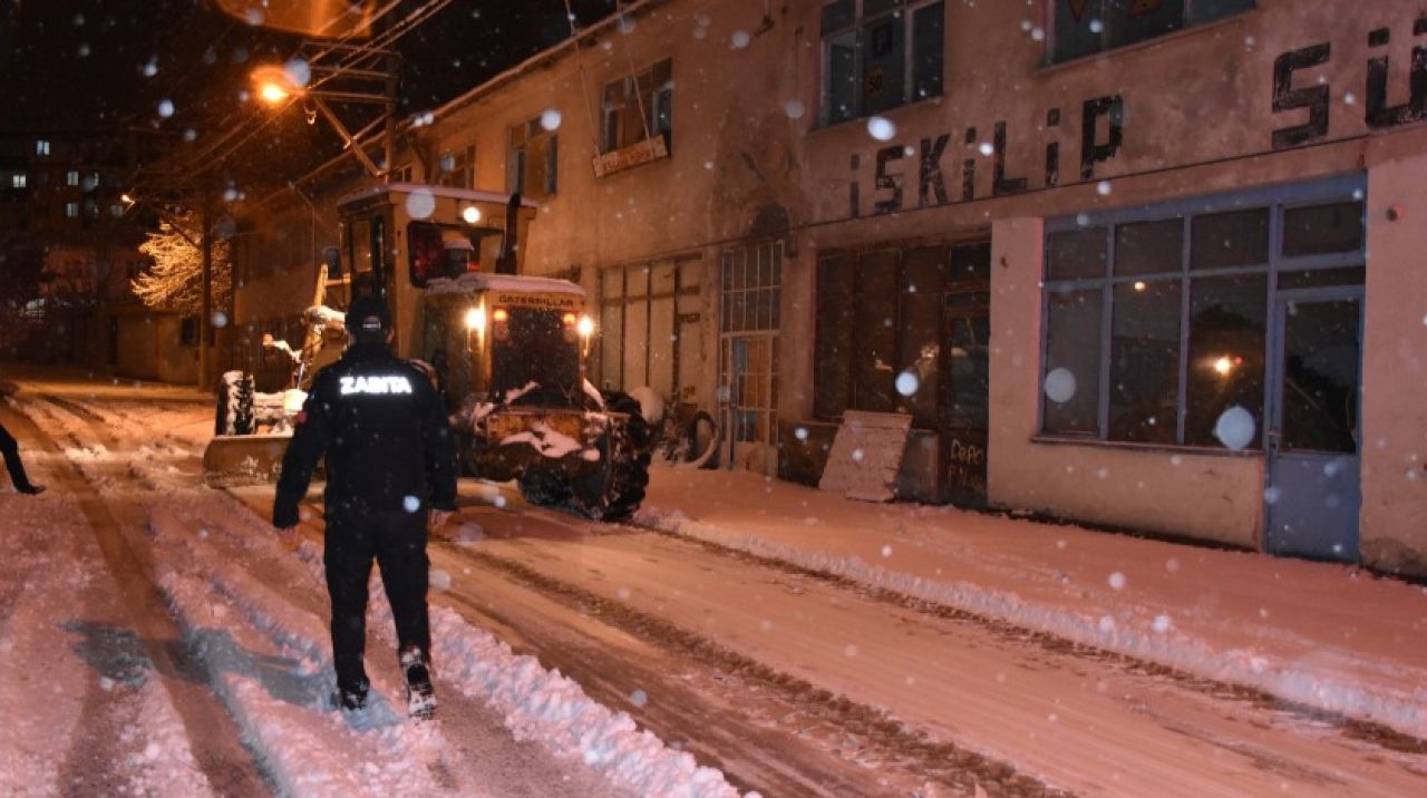 İskilip'te karla mücadele çalışmaları aralıksız sürüyor