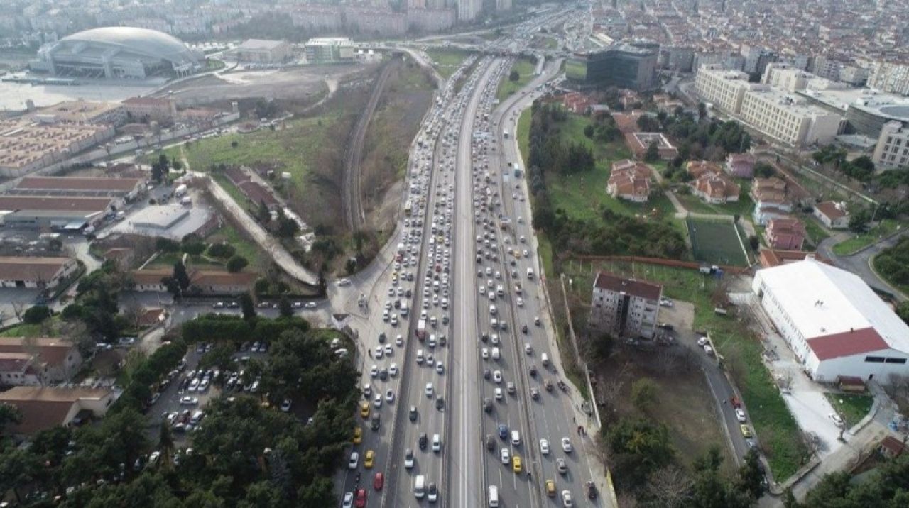 Sokağa çıkma kısıtlaması öncesi trafik yoğunluğu yüzde 70'i aştı