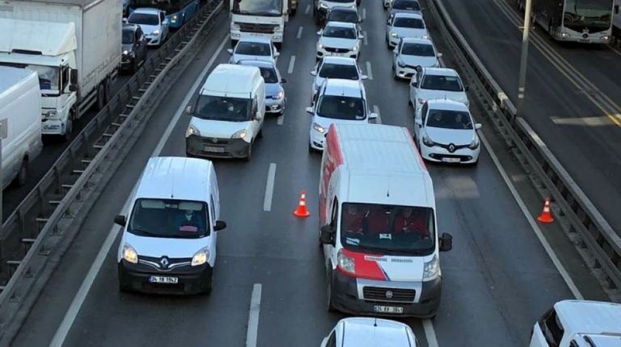 Kısıtlamaya rağmen D-100'de şaşırtan trafik