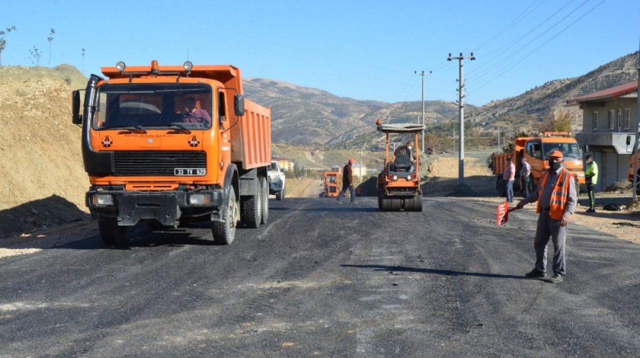 Çağlayancerit Beledi̇yesi̇ yol yapım çalışmalarını sürdürüyor..