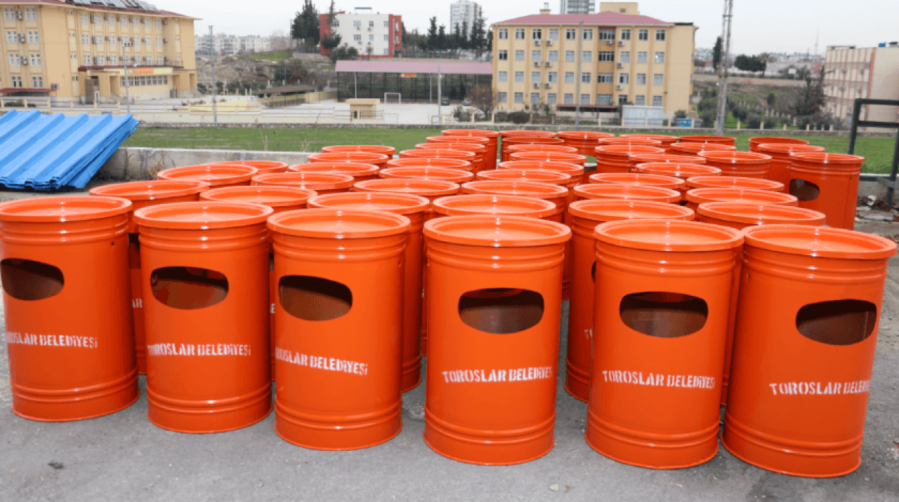 Toroslar'da kent mobilyaları belediye atölyesinden