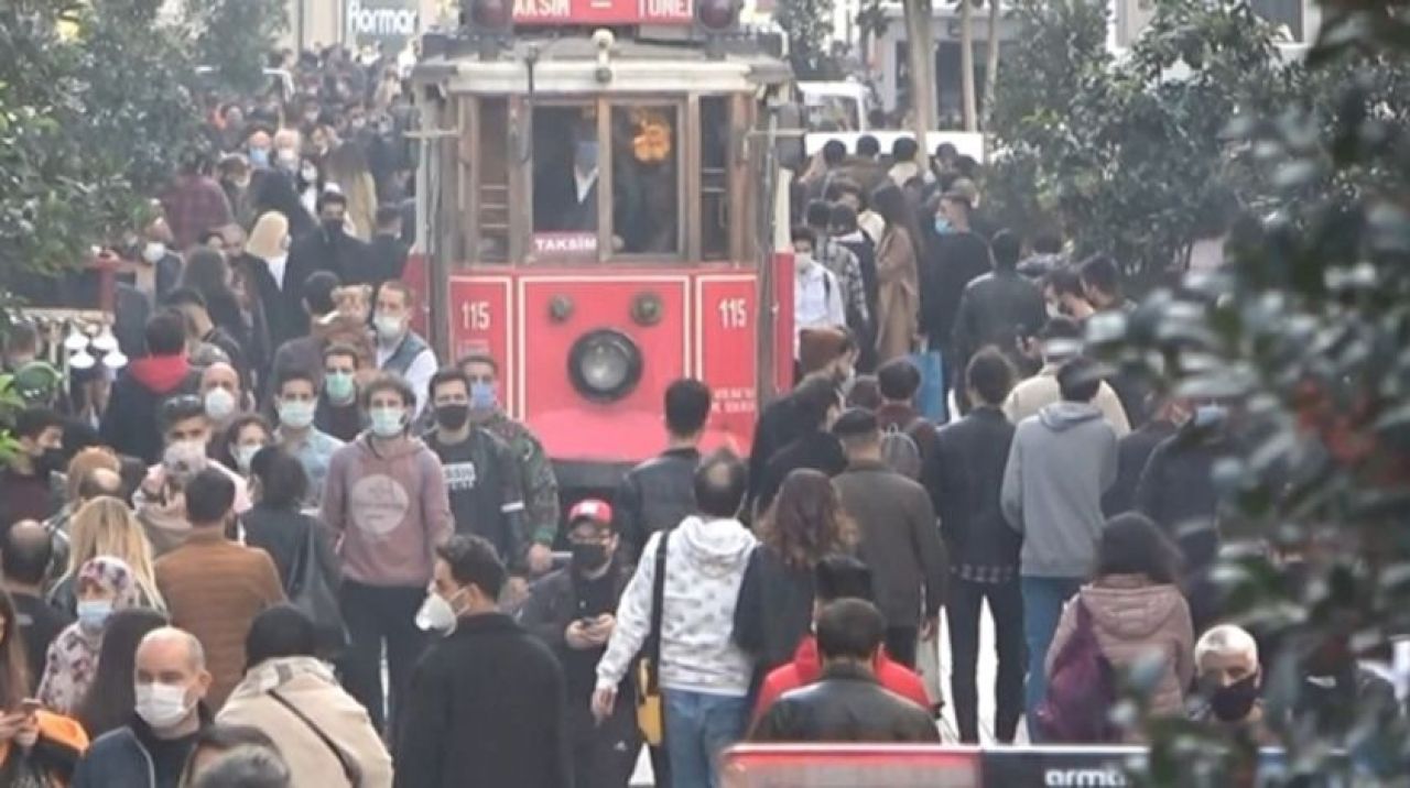 İstiklal'de korona unutuldu