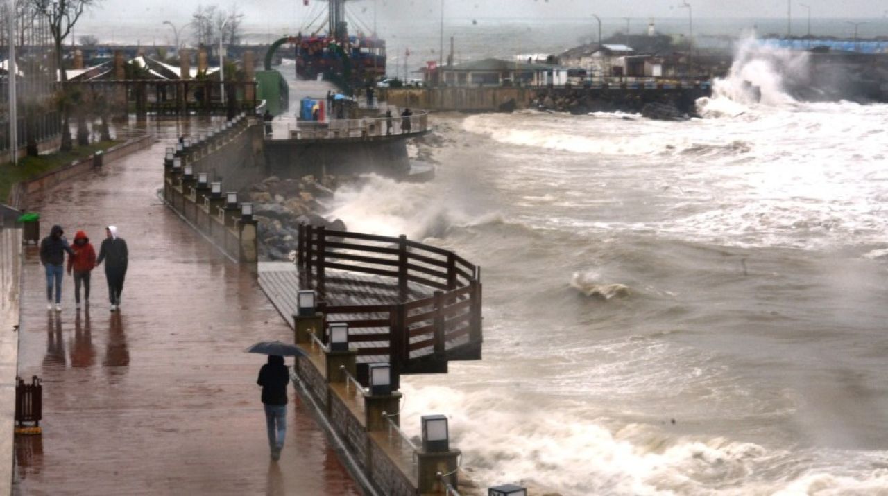 Meteoroloji uyarmıştı.. Dev dalgalar kıyıları dövdü