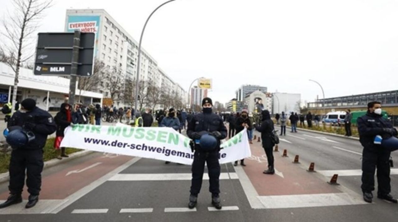 Almanya'da korona protestosu: Göstericiler sokaklara indi