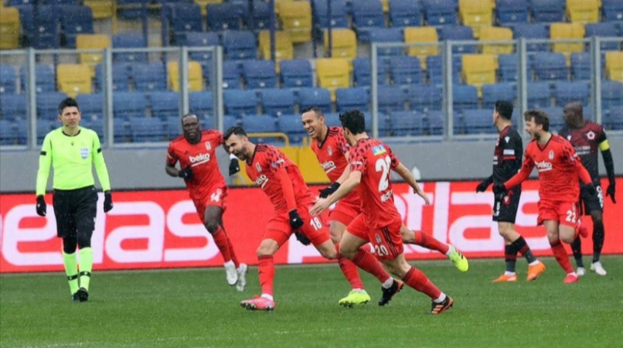 Beşiktaş 3 puanı 3 golle aldı