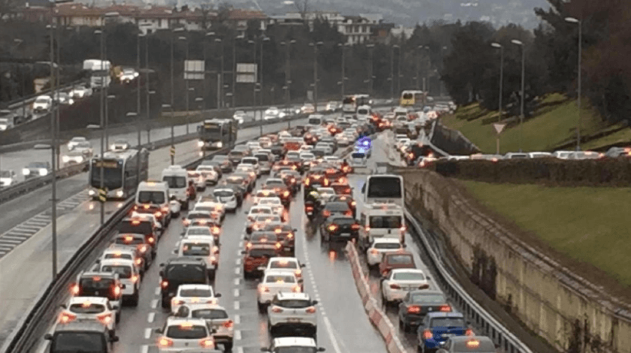 İstanbul'da trafik durma noktasında: Yoğunluk yüzde 74'e ulaştı