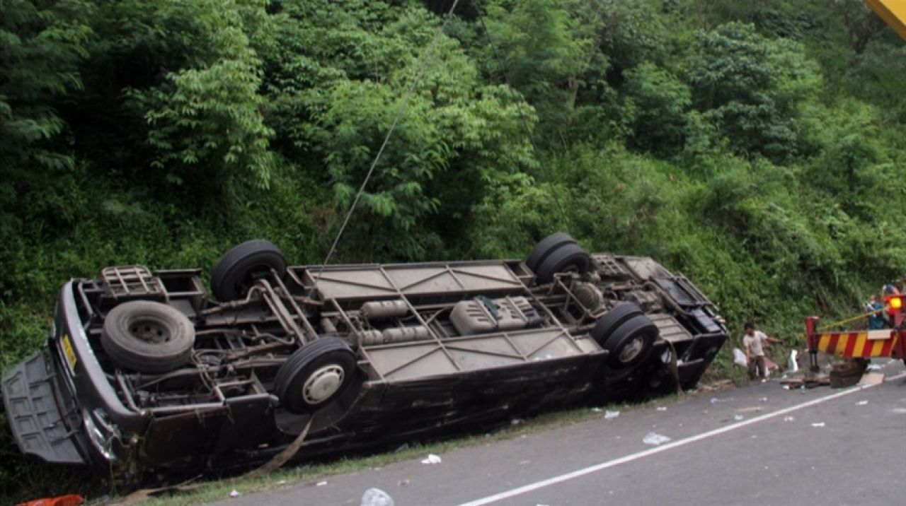 Endonezya'da otobüs vadiye uçtu: 27 ölü, 39 yaralı