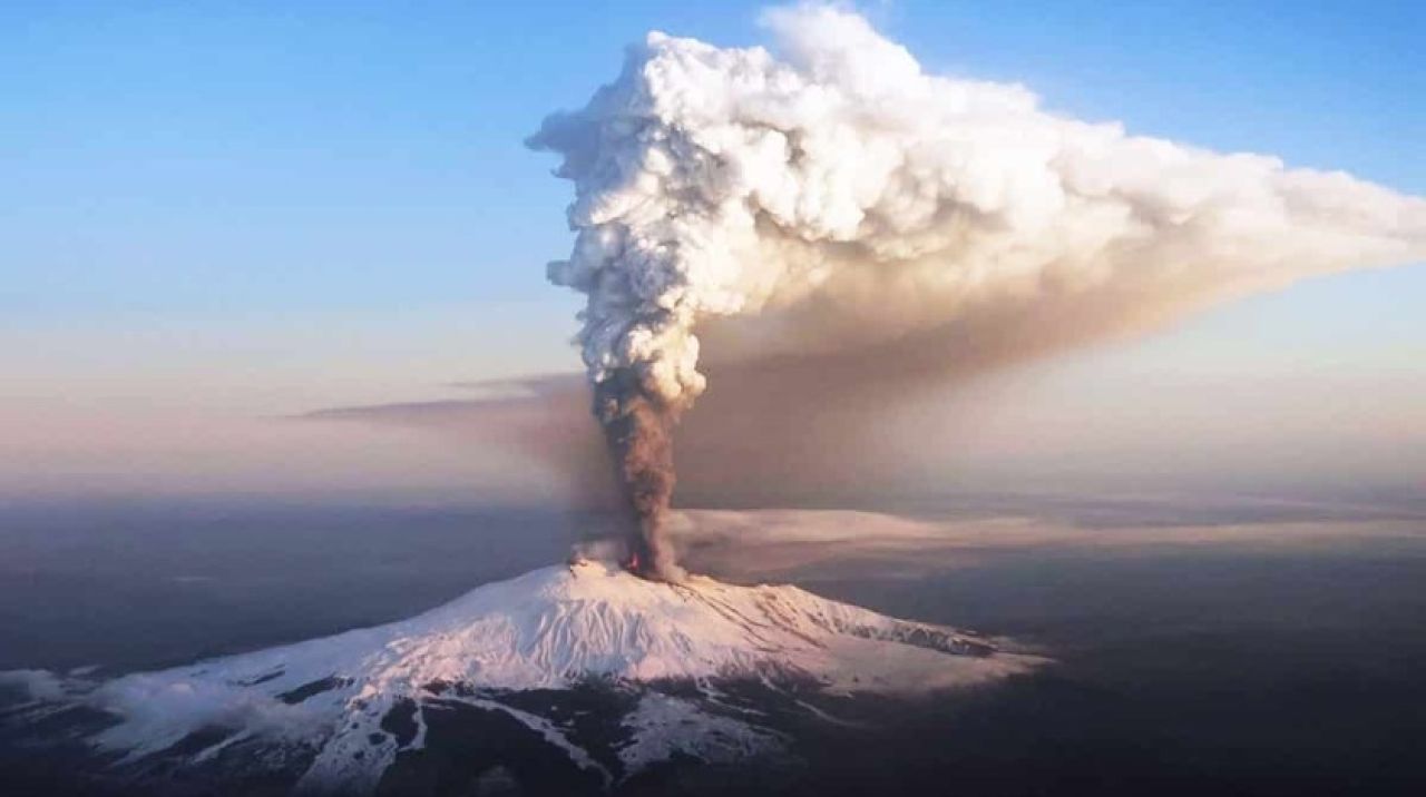 Etna yanardağı yeniden harekete geçti