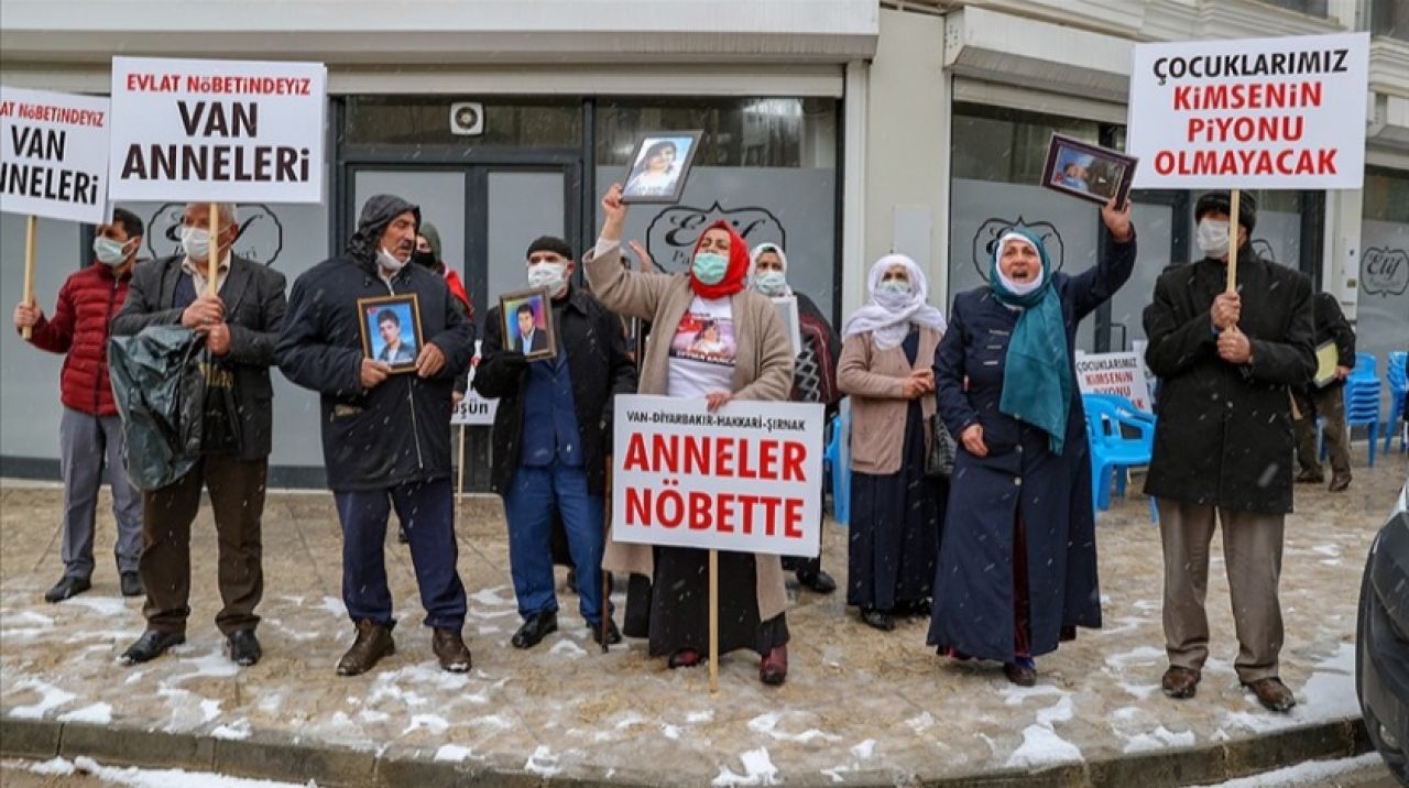 Vanlı aileler HDP İl Başkanlığı önünde eylem yaptı