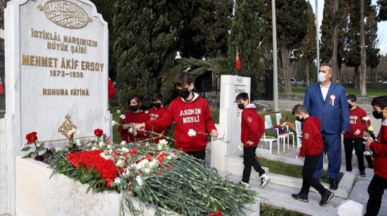 Milli şair Mehmet Akif Ersoy, kabri başında anıldı