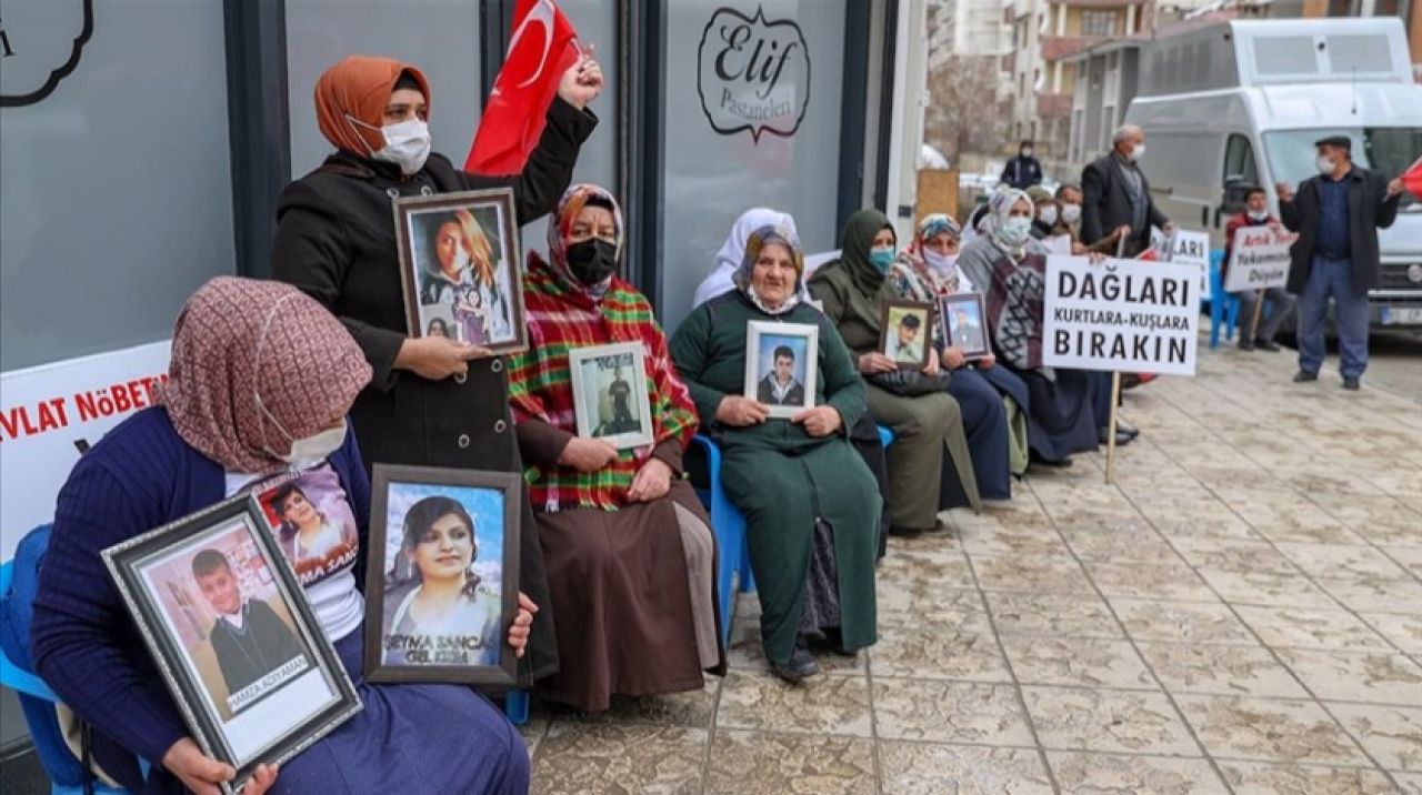 Vanlı aileler HDP İl Başkanlığı önünde eylem yaptı