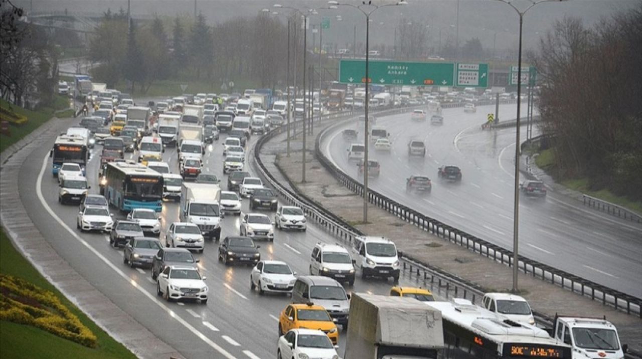 İstanbul'da yağmur trafik akışında yoğunluğa neden oluyor