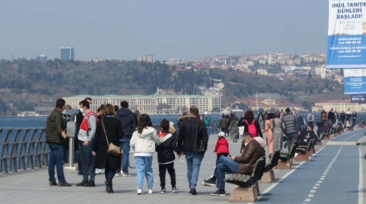 Turistler güneşli havanın keyfini çıkardı