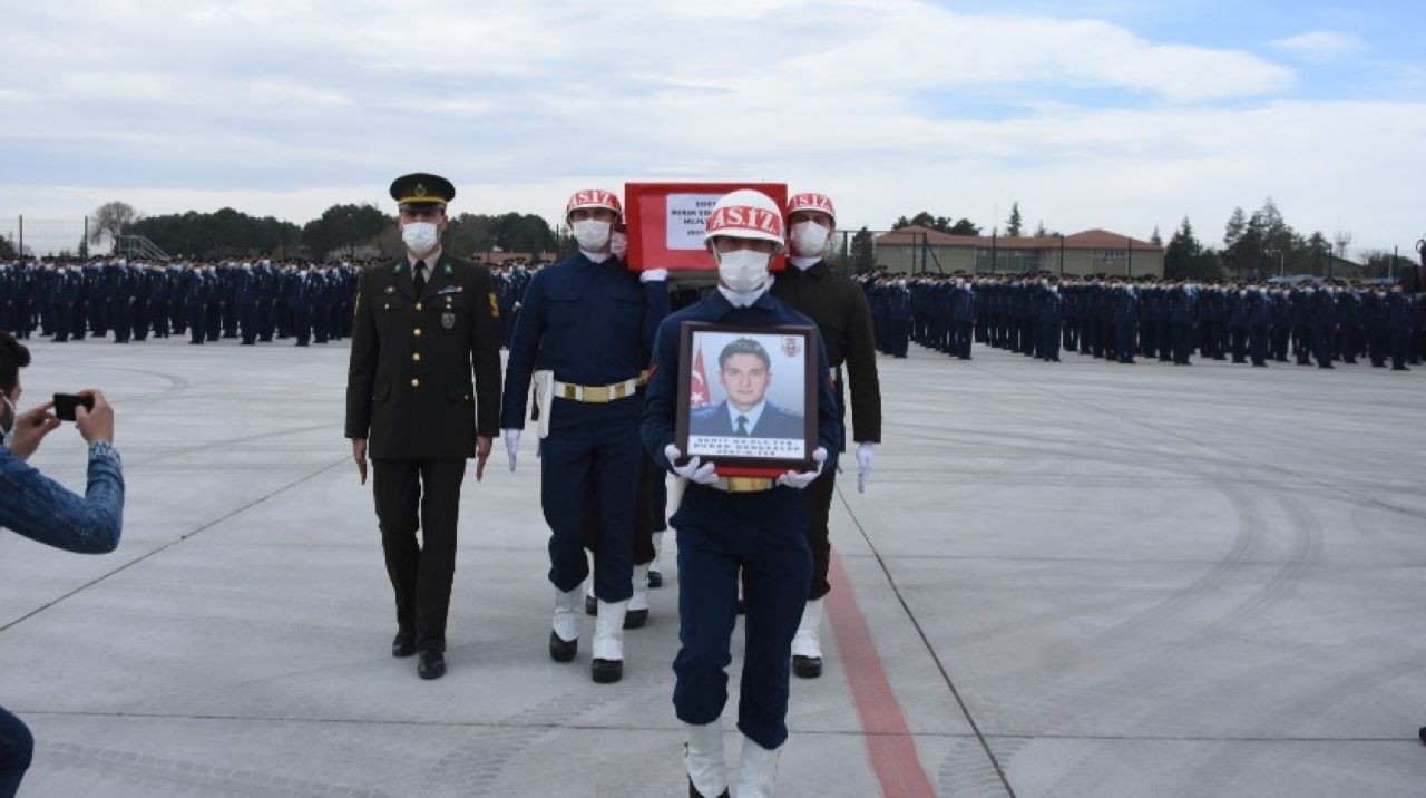 Şehit Türk Yıldızları pilotunun cenazesi memleketine uğurlandı