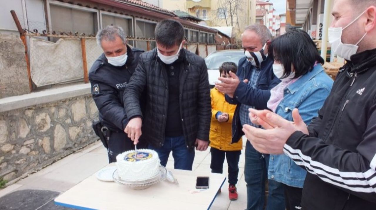 Polislere pastalı sürpriz kutlama