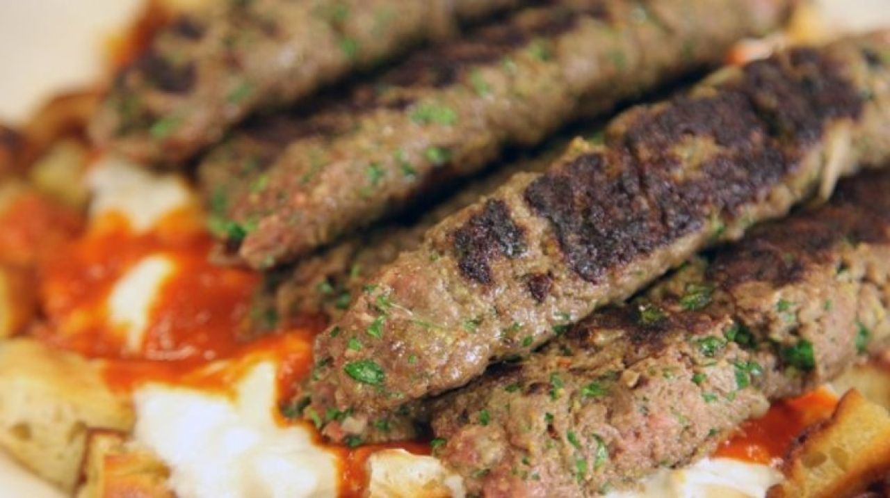 Köfteli pide nasıl yapılır Benim Yemeğim tarifi | Köfteli pide tarifi ve malzemeleri!