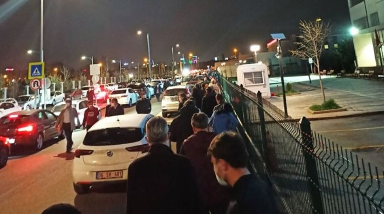 Ankara'da 55 yaş üstü vatandaşlar aşı kuyruğunda