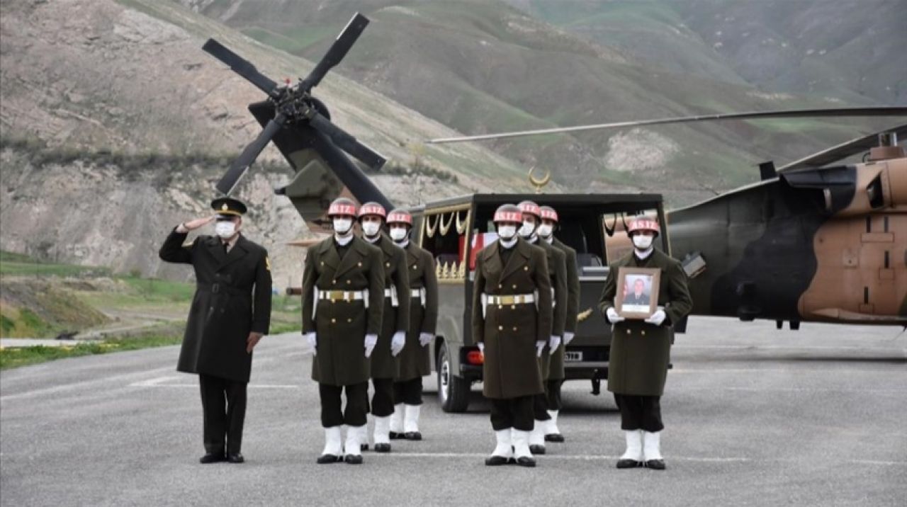 Şehit olan asker için Hakkari'de tören düzenlendi