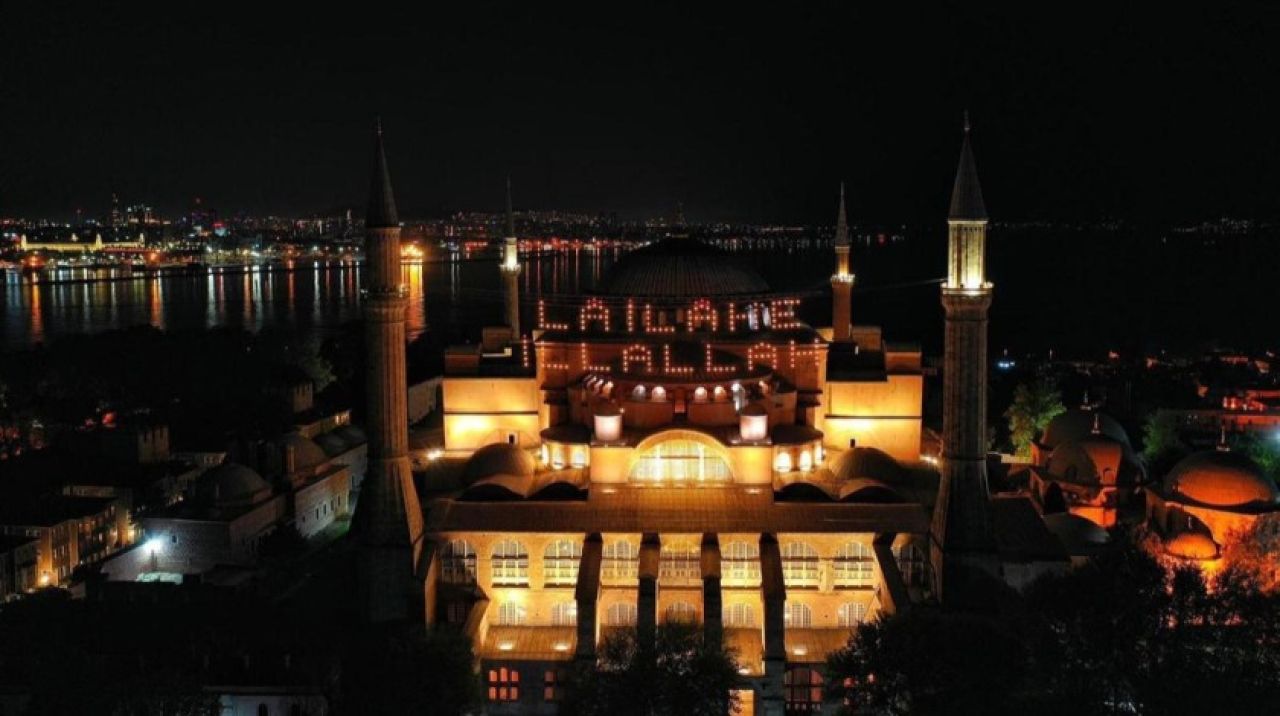 Ayasofya Camii'ne asılan mahyanın ışığını Vali Yerlikaya yaktı