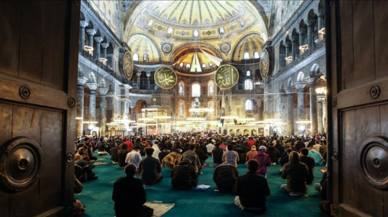 Ayasofya'da 87 yıl sonra ilk Ramazan Bayramı namazı kılındı