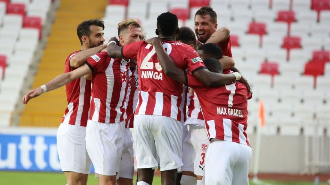 Sivasspor, Kasımpaşa'yı 2-1 yenerek Avrupa biletini kaptı