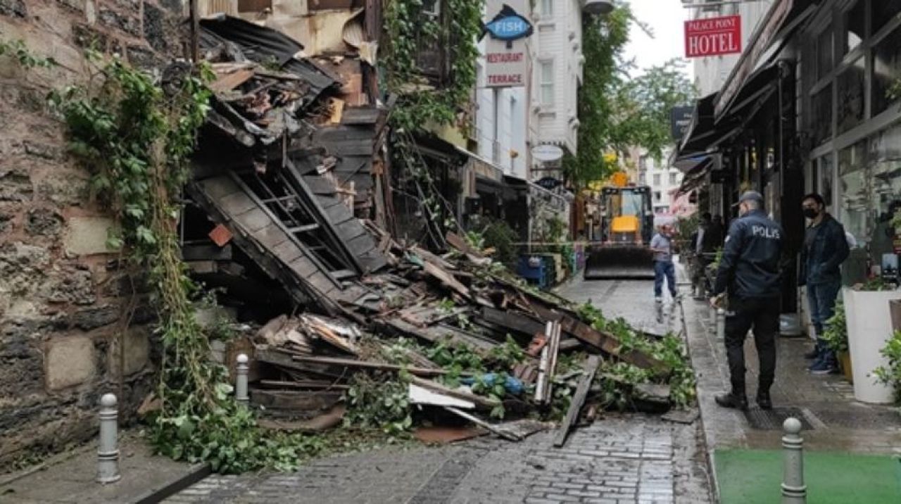 İstanbul'da yoğun yağış! Fatih'te 3 katlı bina çöktü