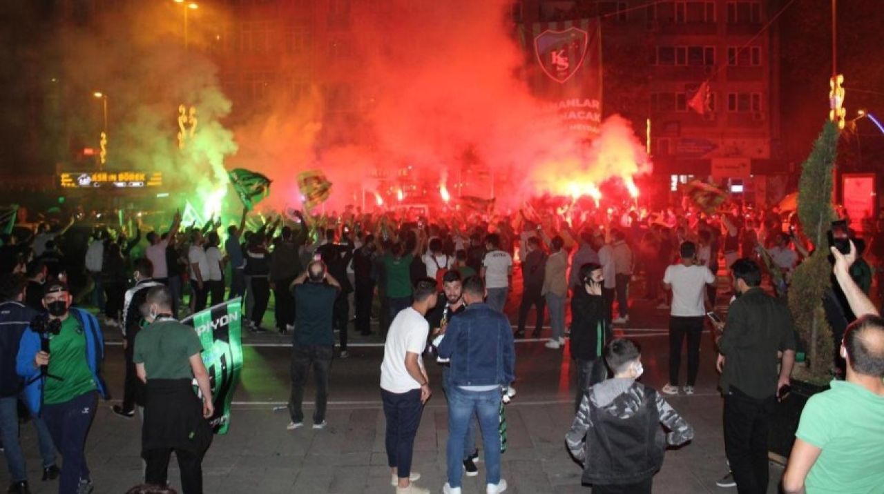 Kocaelispor taraftarı şampiyonluğu kutluyor